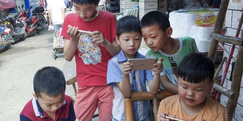 6 triệu trẻ em miền quê Trung Quốc bị bỏ lại với cơn nghiện smartphone - Ảnh 2.