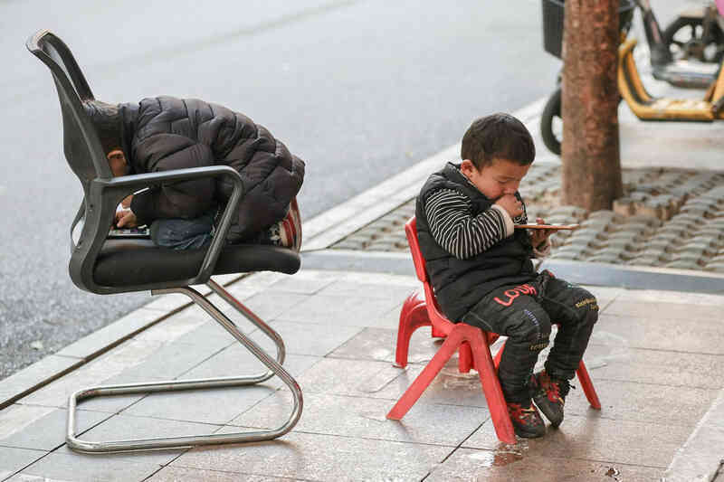 6 triệu trẻ em miền quê Trung Quốc bị bỏ lại với cơn nghiện smartphone - Ảnh 3.
