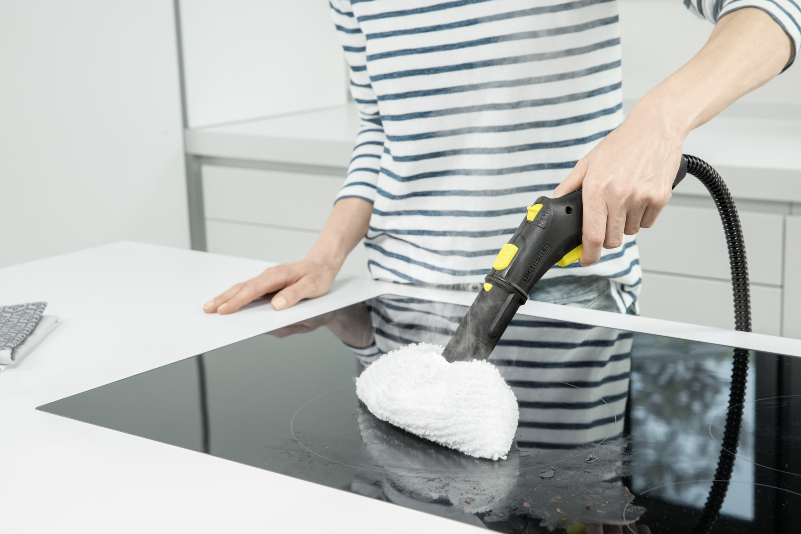 Nhà ai cũng nên có máy vệ sinh bằng hơi nước: Bếp đầy dầu mỡ, sàn bẩn hay nội thất xe hơi đều dọn sạch bong