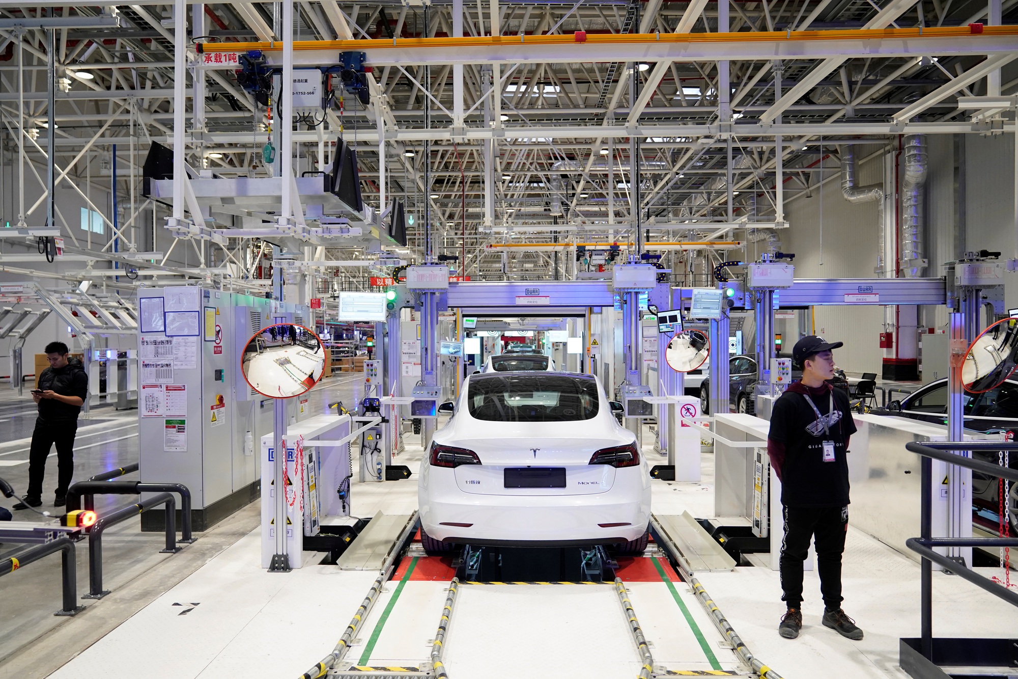 Sau gây hấn cả ngành xe Trung Quốc khiến 2 start-up suýt đổ sụp, vì đâu Tesla bất ngờ quay xe? - Ảnh 3. Sau gây hấn cả ngành xe Trung Quốc khiến 2 start-up suýt đổ sụp, vì đâu Tesla bất ngờ quay xe? - Ảnh 3.