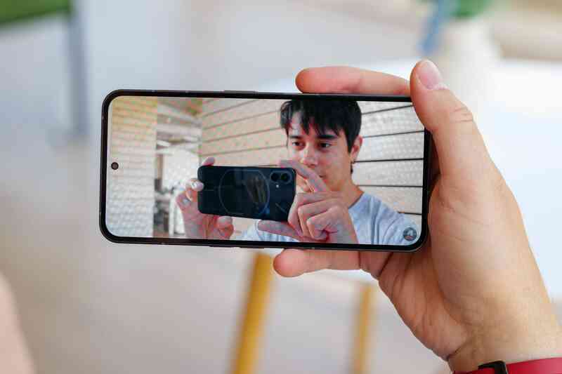 Nothing Phone (2) ra mắt: Thiết kế không đổi, nâng cấp phần cứng, giá từ 14 triệu đồng - Ảnh 3. Nothing Phone (2) ra mắt: Thiết kế không đổi, nâng cấp phần cứng, giá từ 14 triệu đồng - Ảnh 3.