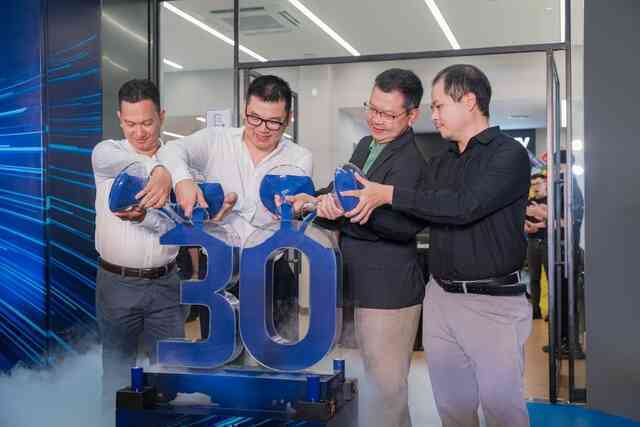 Cửa Hàng Trải Nghiệm Samsung SamCenter thứ 30 ghi điểm "cực mạnh" với hành trình mang trải nghiệm Samsung quốc tế đến Việt Nam - Ảnh 2. Cửa Hàng Trải Nghiệm Samsung SamCenter thứ 30 ghi điểm "cực mạnh" với hành trình mang trải nghiệm Samsung quốc tế đến Việt Nam - Ảnh 2.