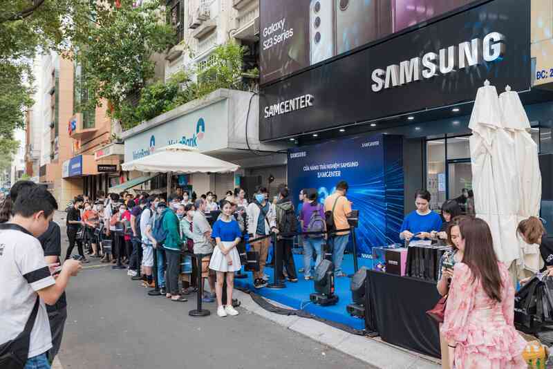 Không khí náo nhiệt trong ngày khai trương cửa hàng trải nghiệm Samsung SamCenter thứ 30