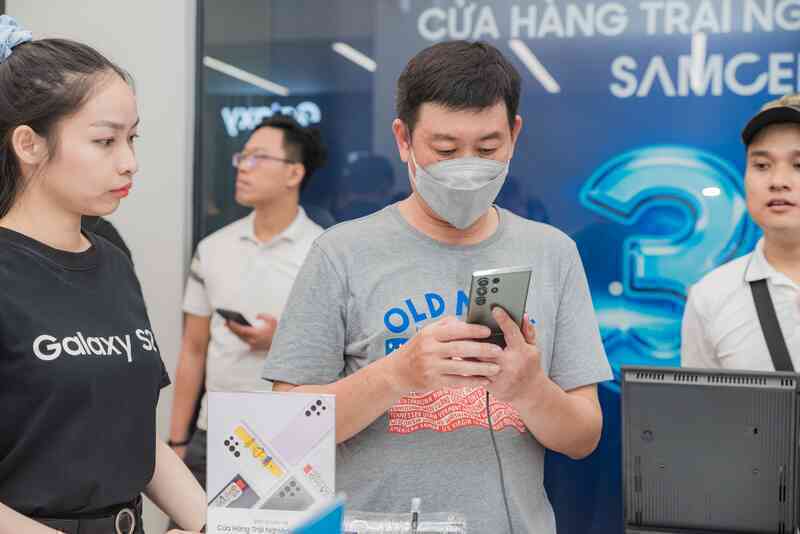 Không khí náo nhiệt trong ngày khai trương cửa hàng trải nghiệm Samsung SamCenter thứ 30