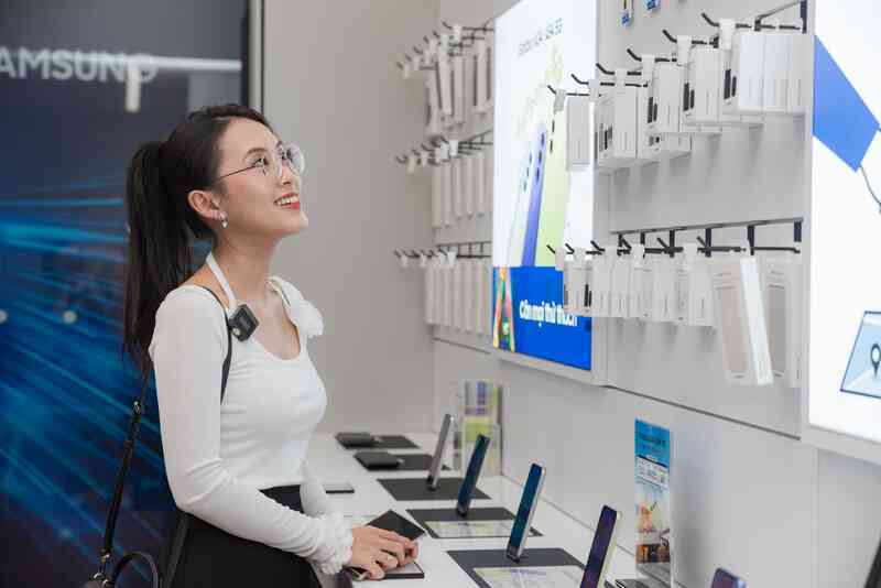 Không khí náo nhiệt trong ngày khai trương cửa hàng trải nghiệm Samsung SamCenter thứ 30