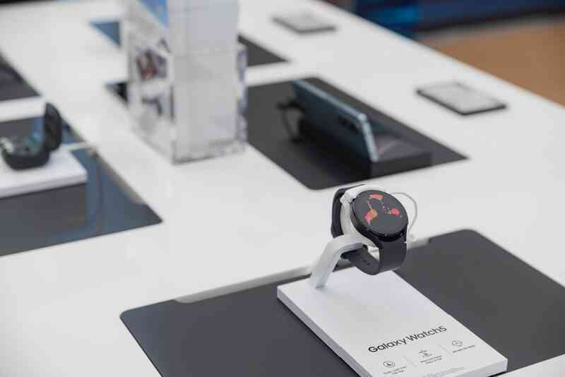 Không khí náo nhiệt trong ngày khai trương cửa hàng trải nghiệm Samsung SamCenter thứ 30