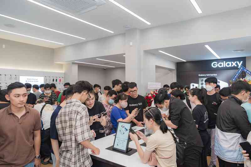 Không khí náo nhiệt trong ngày khai trương cửa hàng trải nghiệm Samsung SamCenter thứ 30