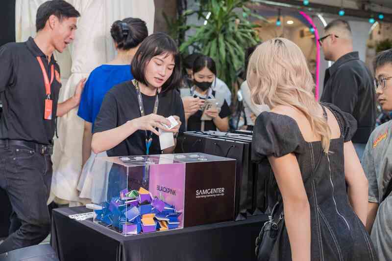 Không khí náo nhiệt trong ngày khai trương cửa hàng trải nghiệm Samsung SamCenter thứ 30