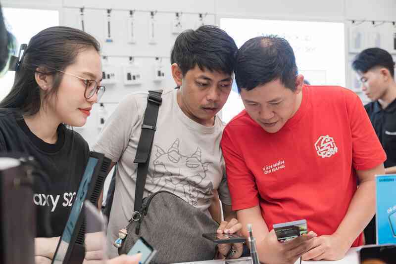 Không khí náo nhiệt trong ngày khai trương cửa hàng trải nghiệm Samsung SamCenter thứ 30