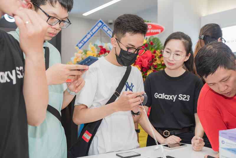 Không khí náo nhiệt trong ngày khai trương cửa hàng trải nghiệm Samsung SamCenter thứ 30