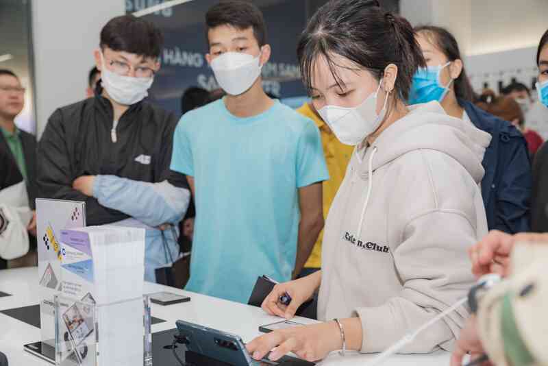 Không khí náo nhiệt trong ngày khai trương cửa hàng trải nghiệm Samsung SamCenter thứ 30