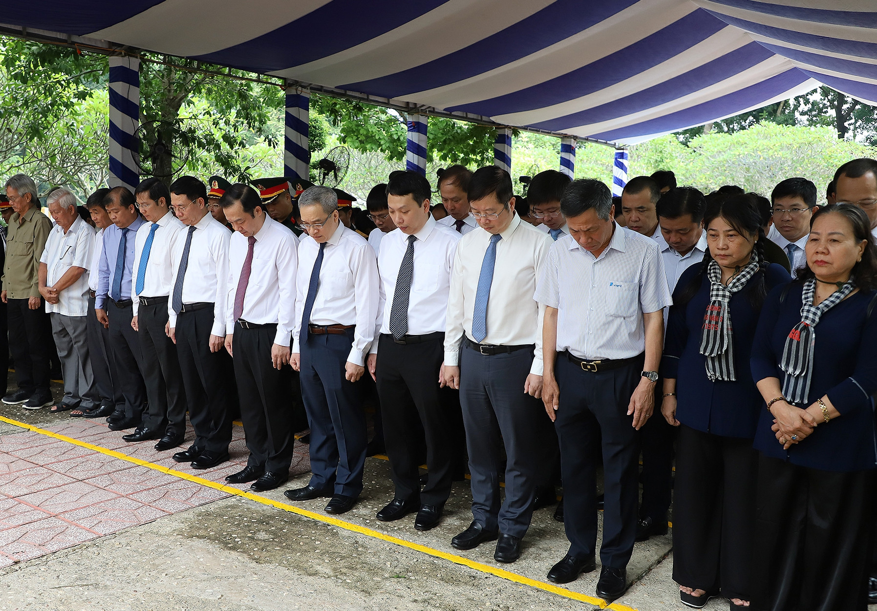 Dâng hương tưởng niệm các Anh hùng liệt sĩ ngành Thông tin và Truyền thông
