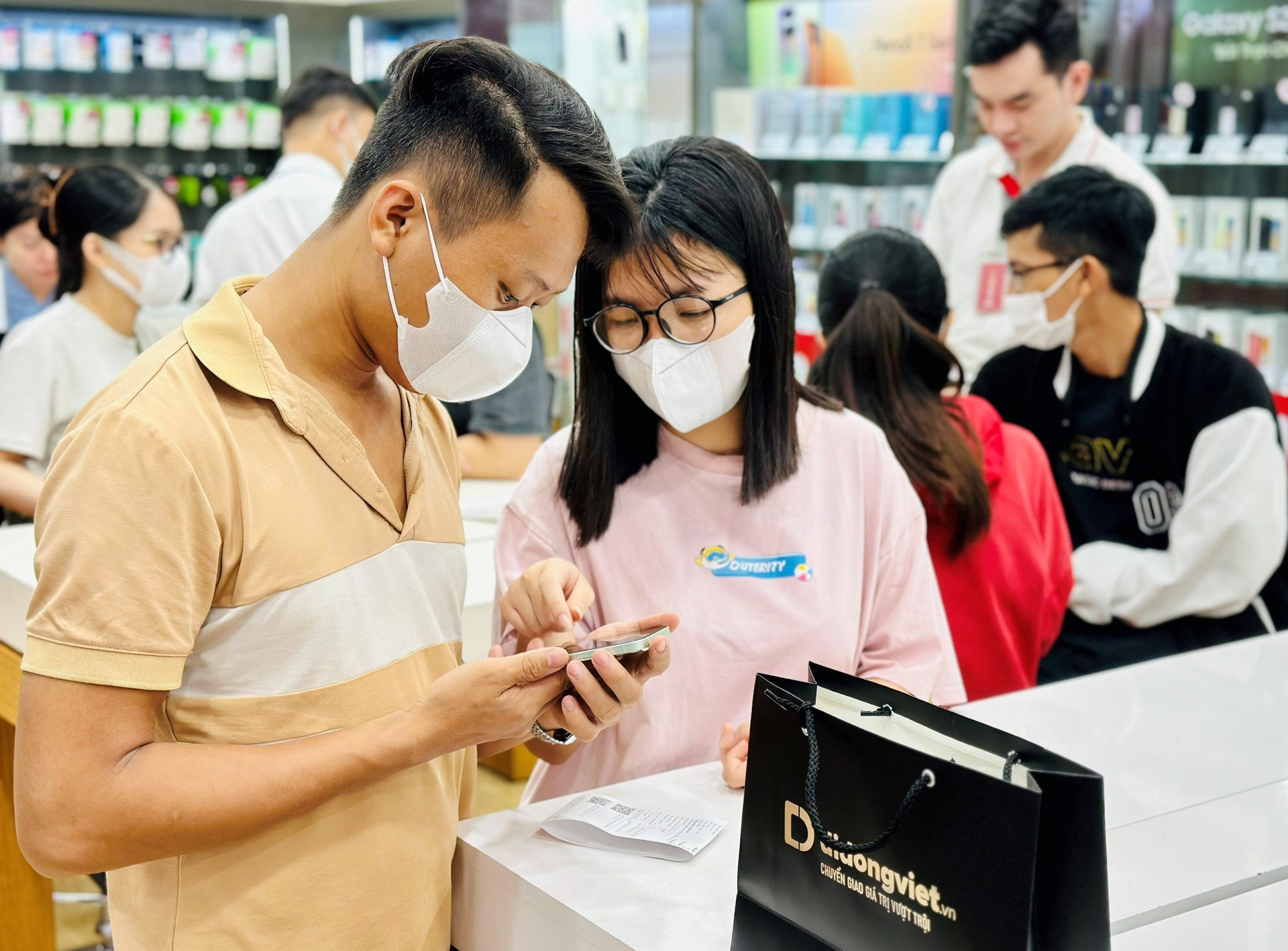 "Chẳng ăn được của nhau", các nhà bán lẻ công nghệ chuyển hướng mới: TGDĐ bắt trend "Very hợp", Di động Việt cũng "Flex đến hơi thở cuối cùng"
