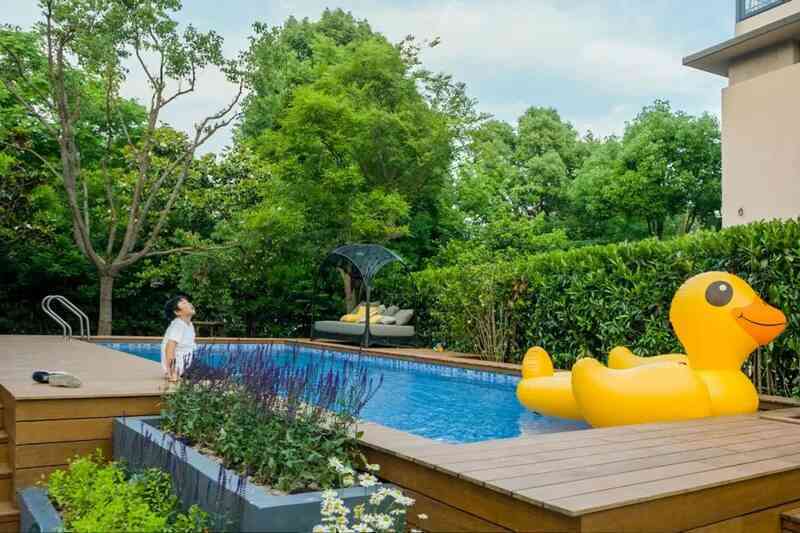 Rời thành phố về ngoại ô xây nhà vườn rộng 1.000m2 với bể bơi và cây xanh
