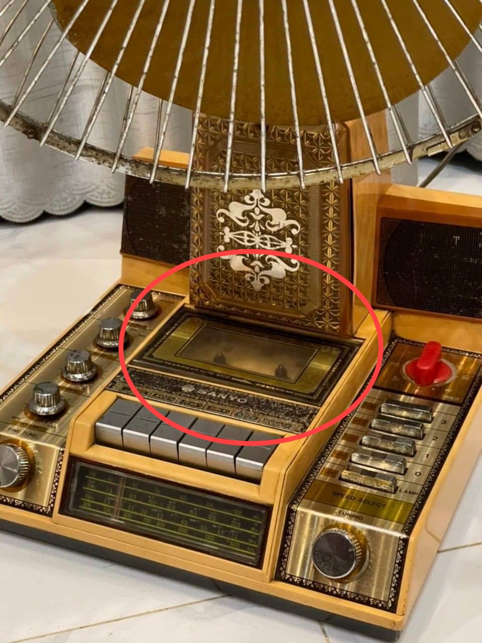 Thời ông bà đã có quạt tích hợp máy nghe nhạc, đèn ngủ và radio, chỉ giới nhà giàu xưa mới có - Ảnh 2. Thời ông bà đã có quạt tích hợp máy nghe nhạc, đèn ngủ và radio, chỉ giới nhà giàu xưa mới có - Ảnh 2.