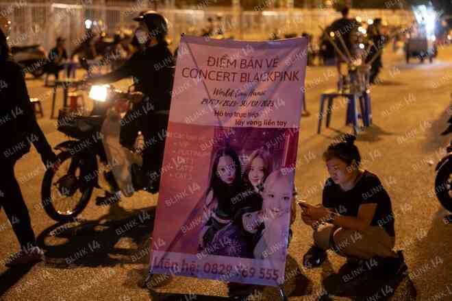 Hàng trăm người &quot;ôm vé&quot; BLACKPINK vây kín SVĐ Mỹ Đình để &quot;bán tống bán tháo&quot;: chấp nhận pass lỗ, có cả vòng tay nhưng vẫn ít người mua! - Ảnh 2.