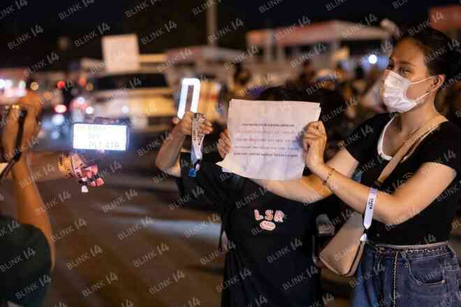 Hàng trăm người &quot;ôm vé&quot; BLACKPINK vây kín SVĐ Mỹ Đình để &quot;bán tống bán tháo&quot;: chấp nhận pass lỗ, có cả vòng tay nhưng vẫn ít người mua! - Ảnh 11.
