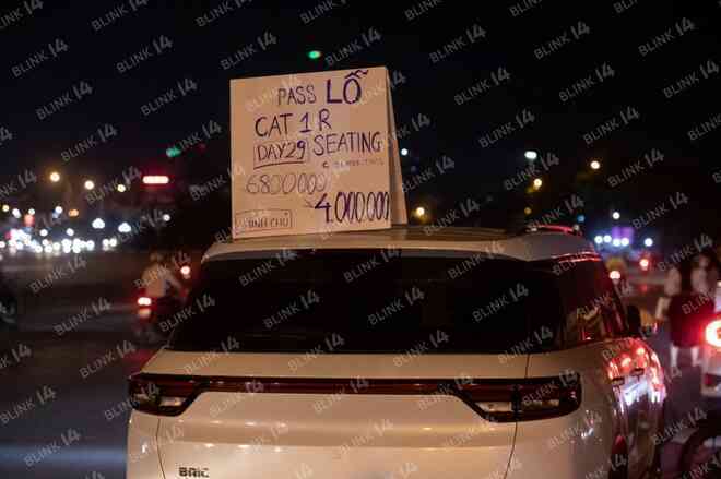 Hàng trăm người &quot;ôm vé&quot; BLACKPINK vây kín SVĐ Mỹ Đình để &quot;bán tống bán tháo&quot;: chấp nhận pass lỗ, có cả vòng tay nhưng vẫn ít người mua! - Ảnh 13.