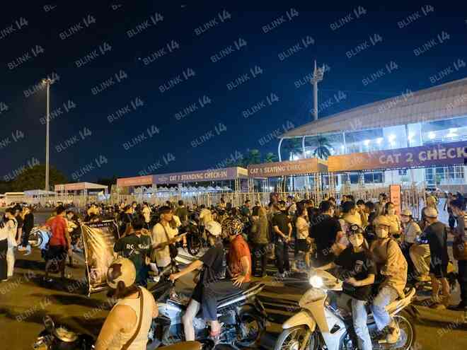 Hàng trăm người &quot;ôm vé&quot; BLACKPINK vây kín SVĐ Mỹ Đình để &quot;bán tống bán tháo&quot;: chấp nhận pass lỗ, có cả vòng tay nhưng vẫn ít người mua! - Ảnh 4.