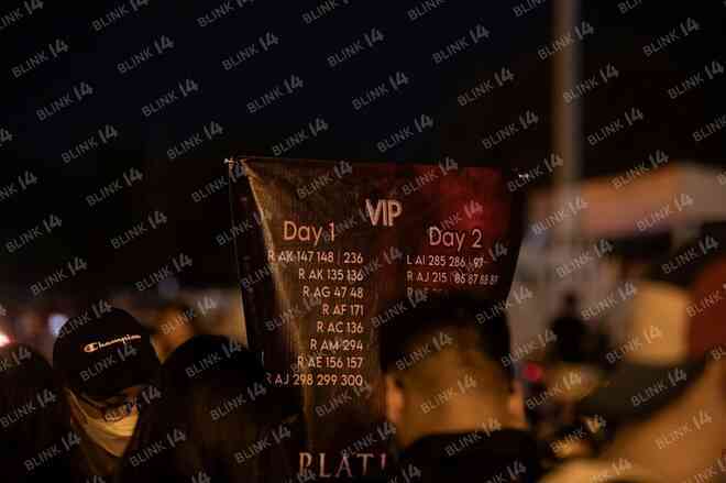 Hàng trăm người &quot;ôm vé&quot; BLACKPINK vây kín SVĐ Mỹ Đình để &quot;bán tống bán tháo&quot;: chấp nhận pass lỗ, có cả vòng tay nhưng vẫn ít người mua! - Ảnh 9.