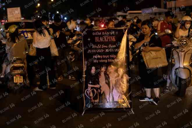 Hàng trăm người &quot;ôm vé&quot; BLACKPINK vây kín SVĐ Mỹ Đình để &quot;bán tống bán tháo&quot;: chấp nhận pass lỗ, có cả vòng tay nhưng vẫn ít người mua! - Ảnh 10.