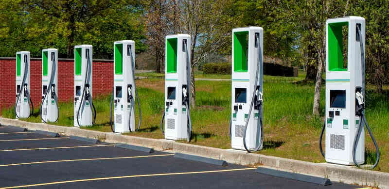 Lo sợ một ngày hệ thống trạm sạc Tesla thống trị nước Mỹ, 7 nhà sản xuất ô tô liền lập liên doanh cung cấp dịch vụ sạc xe điện - liệu VinFast có gia nhập?