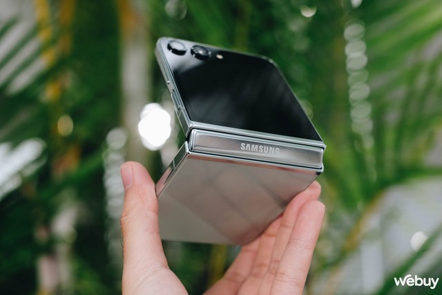 Màn hình phụ Flex Window trên Galaxy Z Flip5 làm được gì: Xem được cả YouTube, Netflix