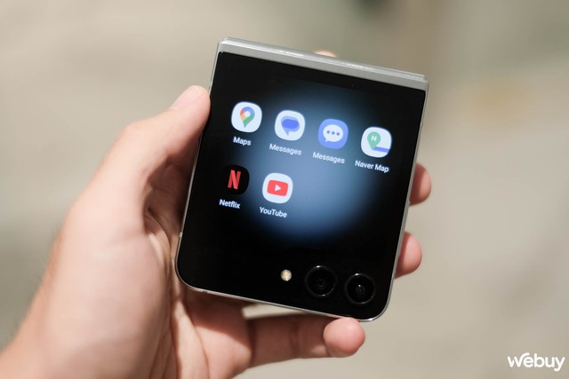 Màn hình phụ Flex Window trên Galaxy Z Flip5 làm được gì: Xem được cả YouTube, Netflix - Ảnh 11. Màn hình phụ Flex Window trên Galaxy Z Flip5 làm được gì: Xem được cả YouTube, Netflix - Ảnh 11.
