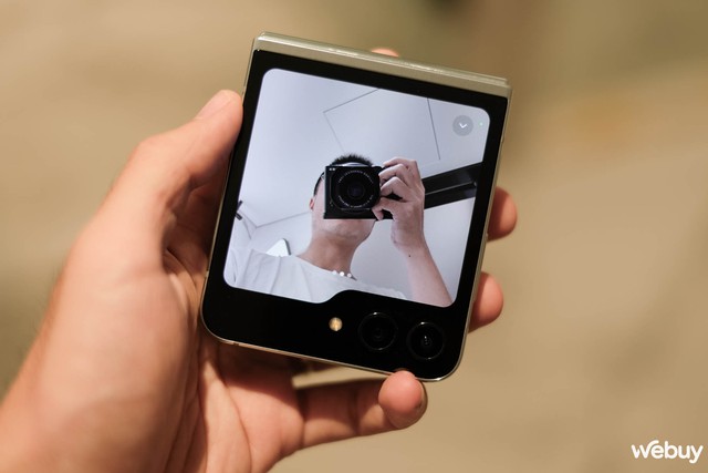 Màn hình phụ Flex Window trên Galaxy Z Flip5 làm được gì: Xem được cả YouTube, Netflix - Ảnh 3. Màn hình phụ Flex Window trên Galaxy Z Flip5 làm được gì: Xem được cả YouTube, Netflix - Ảnh 3.