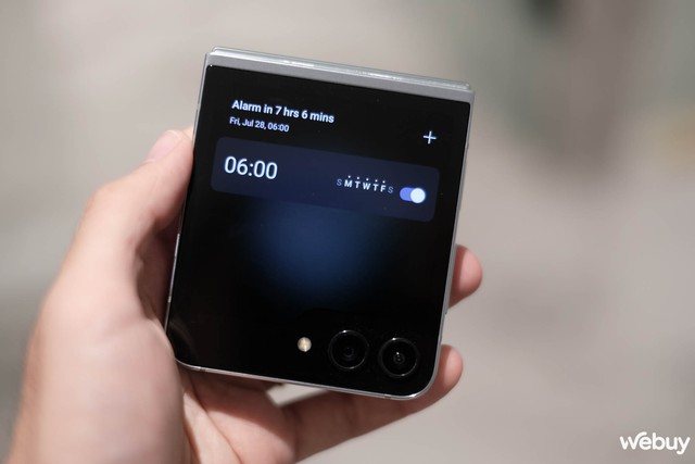 Màn hình phụ Flex Window trên Galaxy Z Flip5 làm được gì: Xem được cả YouTube, Netflix - Ảnh 8. Màn hình phụ Flex Window trên Galaxy Z Flip5 làm được gì: Xem được cả YouTube, Netflix - Ảnh 8.
