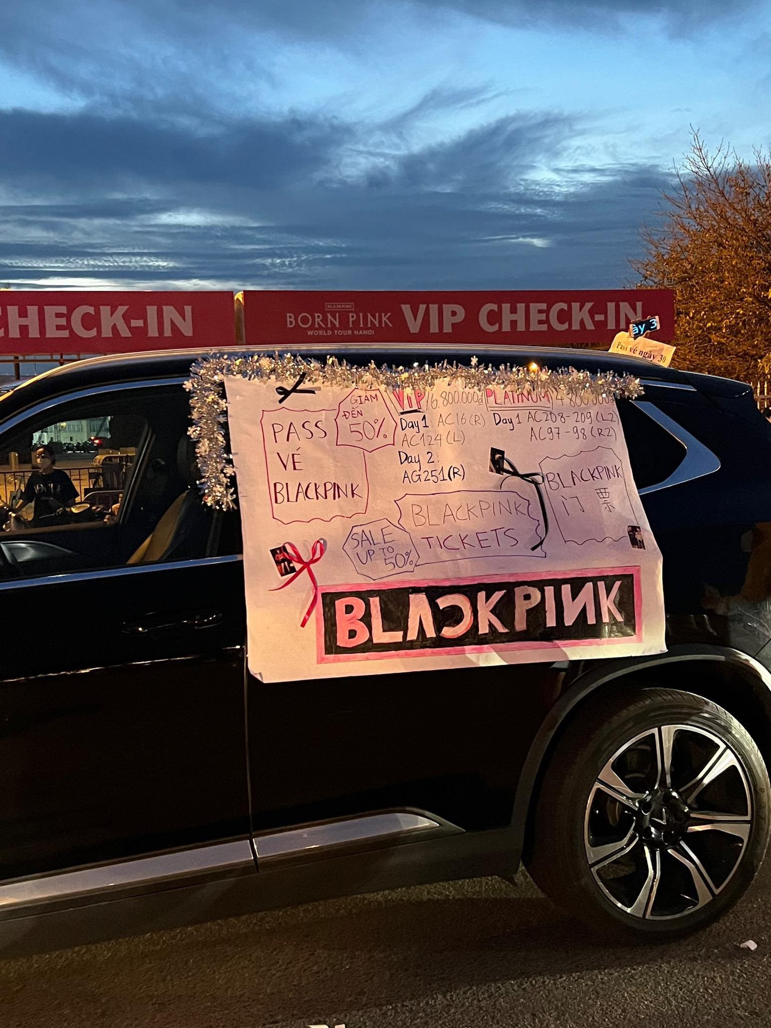 SVĐ Mỹ Đình tối “30 Tết”: Giá vé concert BlackPink giảm sập sàn, người bán chấp nhận lỗ hơn 50%, tặng kèm quà nhưng vẫn đỏ mắt tìm khách