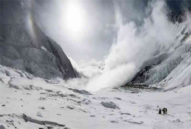 Vì sao những người bỏ mạng trên đỉnh Everest sẽ phải nằm tại đó mãi mãi? - Ảnh 2. Vì sao những người bỏ mạng trên đỉnh Everest sẽ phải nằm tại đó mãi mãi? - Ảnh 2.