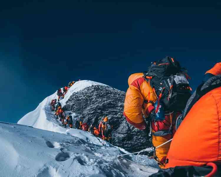 Vì sao những người bỏ mạng trên đỉnh Everest sẽ phải nằm tại đó mãi mãi? - Ảnh 3. Vì sao những người bỏ mạng trên đỉnh Everest sẽ phải nằm tại đó mãi mãi? - Ảnh 3.