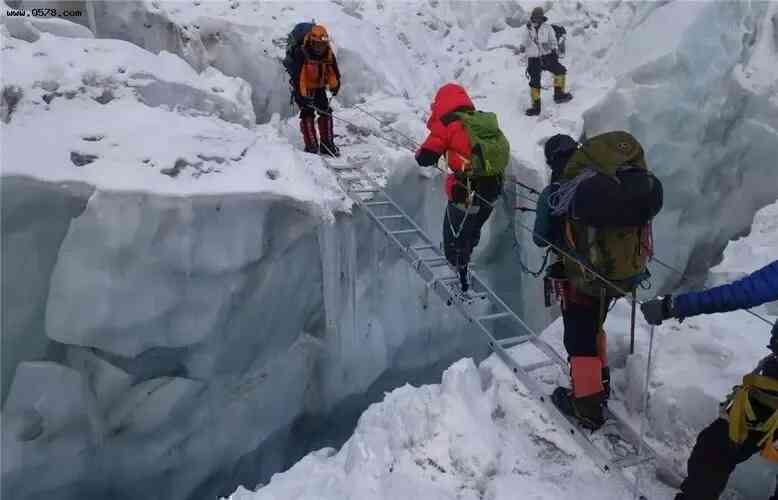 Vì sao những người bỏ mạng trên đỉnh Everest sẽ phải nằm tại đó mãi mãi? - Ảnh 4. Vì sao những người bỏ mạng trên đỉnh Everest sẽ phải nằm tại đó mãi mãi? - Ảnh 4.