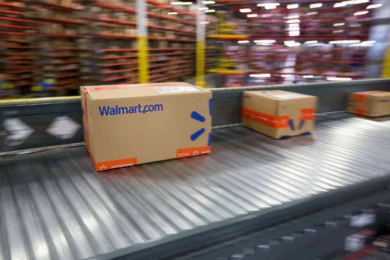 Bên trong nhà kho tương lai của Walmart: Tự động hóa toàn bộ dây chuyền, công nhân chỉ việc theo dõi robot hoạt động - Ảnh 2.