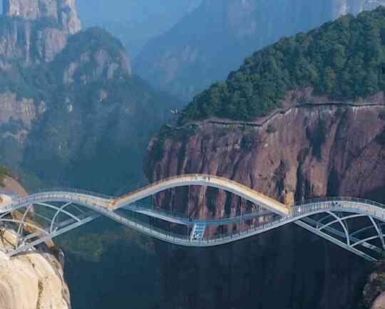 Trung Quốc xây dựng công trình ‘lơ lửng giữa mây’ khiến thế giới ngỡ ngàng: Uốn lượn như sóng giữa 2 vách núi, dài tới 100 mét, ‘độc lạ’ đến mức nhiều người không tin là có thật