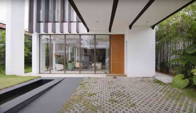 Kiến trúc sư cải tạo lán bỏ hoang thành nhà 3 tầng hiện đại, bao trọn bởi màu xanh của thiên nhiên
