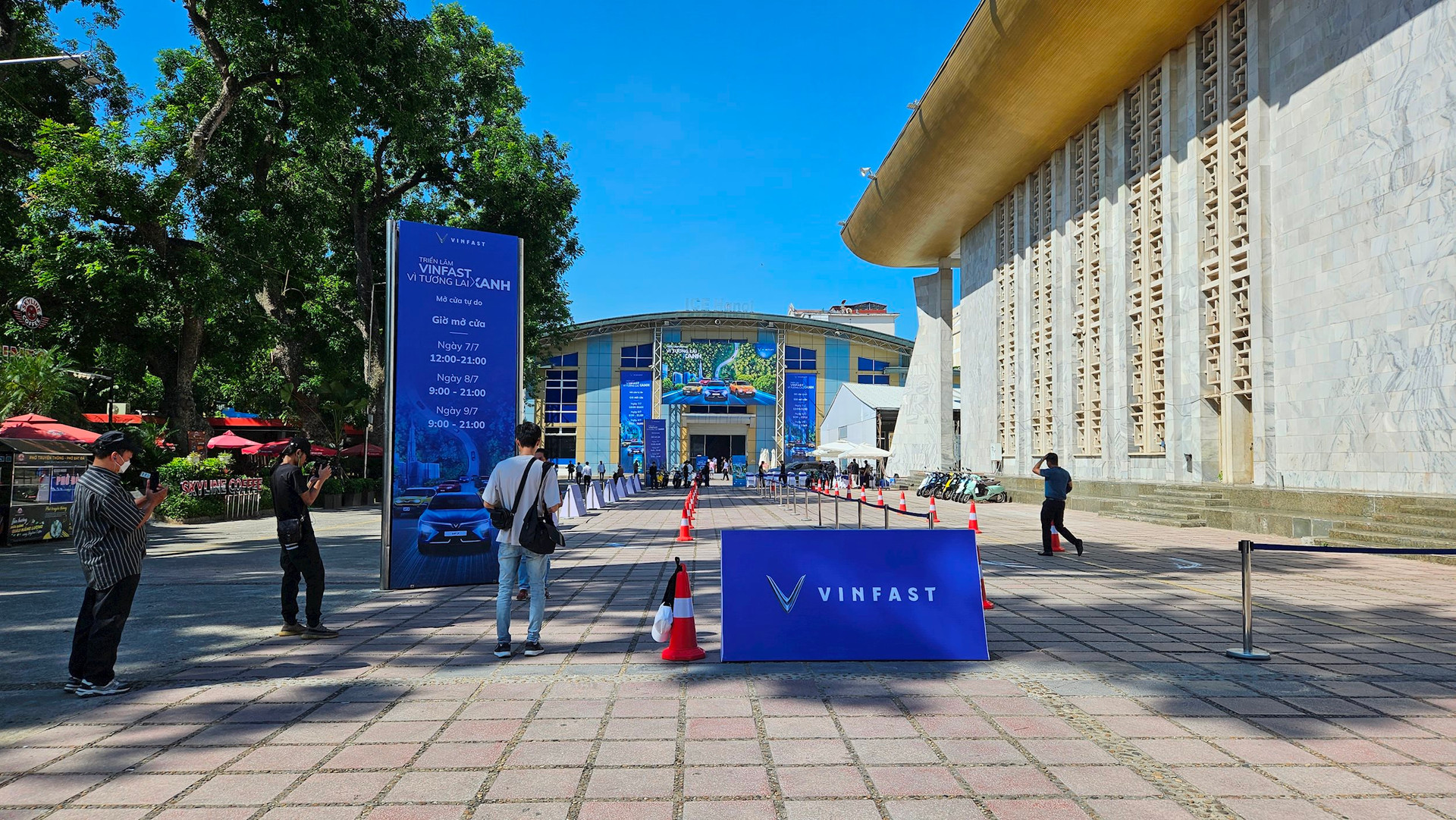 Một vòng quanh triển lãm xe điện lớn nhất tại Việt Nam, chiêm ngưỡng &quot;trọn bộ&quot; hệ sinh thái của VinFast: Từ ô tô, xe máy, xe bus - có sản phẩm chưa từng xuất hiện bao giờ - Ảnh 2.