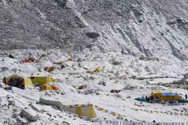 Cô gái trên đỉnh Everest, nhiều người đi qua nhưng phớt lờ, bị &quot;phong ấn&quot; suốt 9 năm trong tuyết: Tại sao không ai dám cứu giúp? - Ảnh 3.