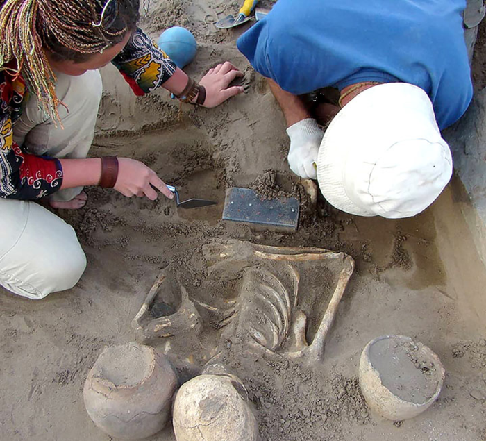Khai quật mộ cổ gần 2.200 năm tuổi, chuyên gia bất ngờ tìm thấy điện thoại iPhone - Ảnh 4.