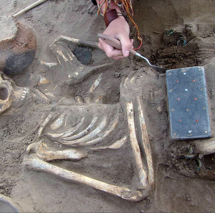 Khai quật mộ cổ gần 2.200 năm tuổi, chuyên gia bất ngờ tìm thấy điện thoại iPhone - Ảnh 5.
