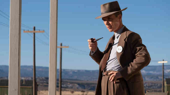 Oppenheimer: Bi kịch của cha đẻ bom nguyên tử và màn "flexing điện ảnh" đến từ Christopher Nolan - Ảnh 5. Oppenheimer: Bi kịch của cha đẻ bom nguyên tử và màn "flexing điện ảnh" đến từ Christopher Nolan - Ảnh 5.