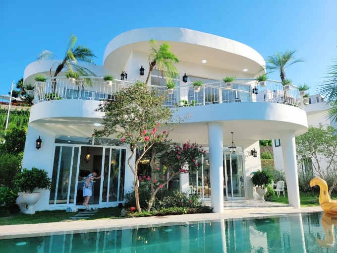 Xu hướng làm nhà theo phong cách resort tại gia gọi tên Xuân Bắc, Mạnh Trường, ca nương Kiều Anh - Ảnh 2. Xu hướng làm nhà theo phong cách resort tại gia gọi tên Xuân Bắc, Mạnh Trường, ca nương Kiều Anh - Ảnh 2.