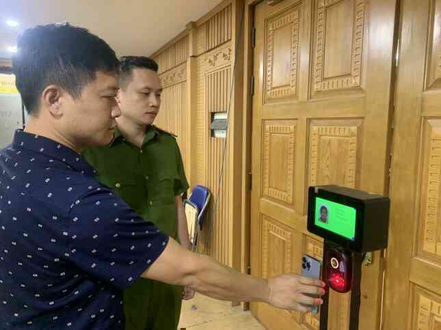 Hành khách chỉ mất 2 giây làm thủ tục lên máy bay bằng thiết bị xác thực VNeID - Ảnh 2. Hành khách chỉ mất 2 giây làm thủ tục lên máy bay bằng thiết bị xác thực VNeID - Ảnh 2.