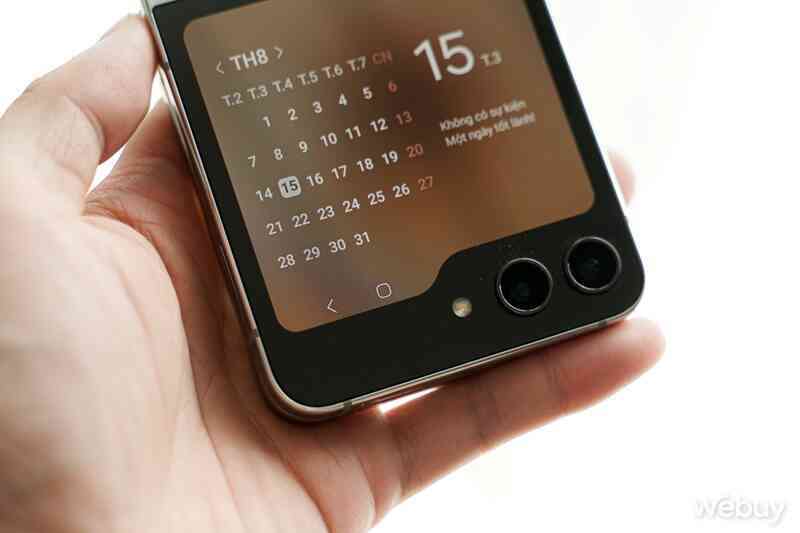 Màn hình phụ hình dáng kì lạ của Galaxy Z Flip5 hóa ra là có chủ ý, dùng mới thấy hợp lý vô cùng - Ảnh 4. Màn hình phụ hình dáng kì lạ của Galaxy Z Flip5 hóa ra là có chủ ý, dùng mới thấy hợp lý vô cùng - Ảnh 4.