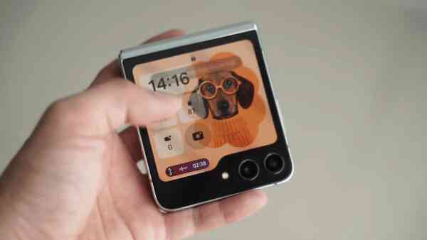 Màn hình phụ hình dáng kì lạ của Galaxy Z Flip5 hóa ra là có chủ ý, dùng mới thấy hợp lý vô cùng - Ảnh 5. Màn hình phụ hình dáng kì lạ của Galaxy Z Flip5 hóa ra là có chủ ý, dùng mới thấy hợp lý vô cùng - Ảnh 5.