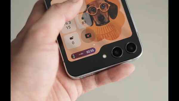 Màn hình phụ hình dáng kì lạ của Galaxy Z Flip5 hóa ra là có chủ ý, dùng mới thấy hợp lý vô cùng - Ảnh 6. Màn hình phụ hình dáng kì lạ của Galaxy Z Flip5 hóa ra là có chủ ý, dùng mới thấy hợp lý vô cùng - Ảnh 6.