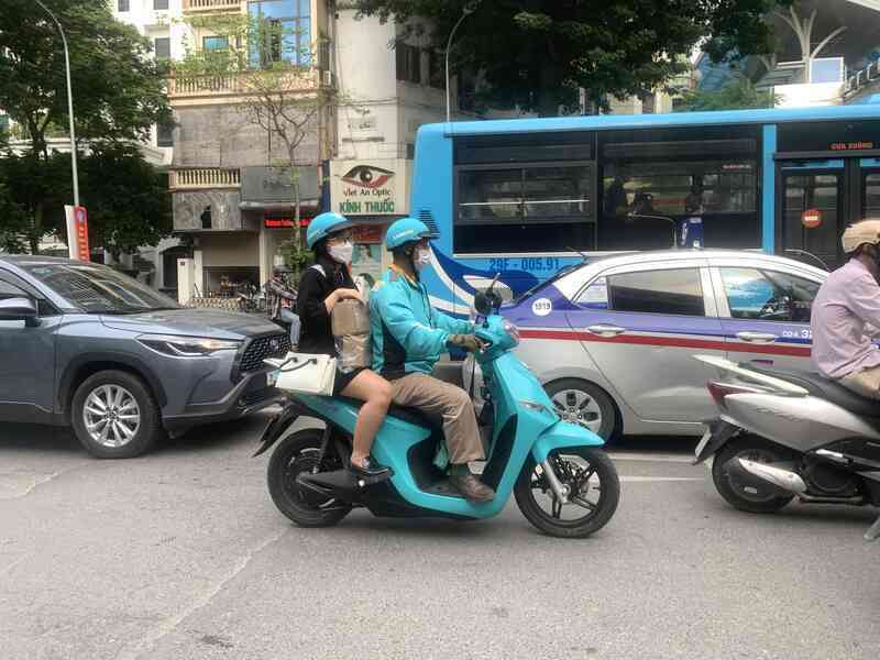 Xe ôm công nghệ vào cuộc chiến mới - Ảnh 2. Xe ôm công nghệ vào cuộc chiến mới - Ảnh 2.