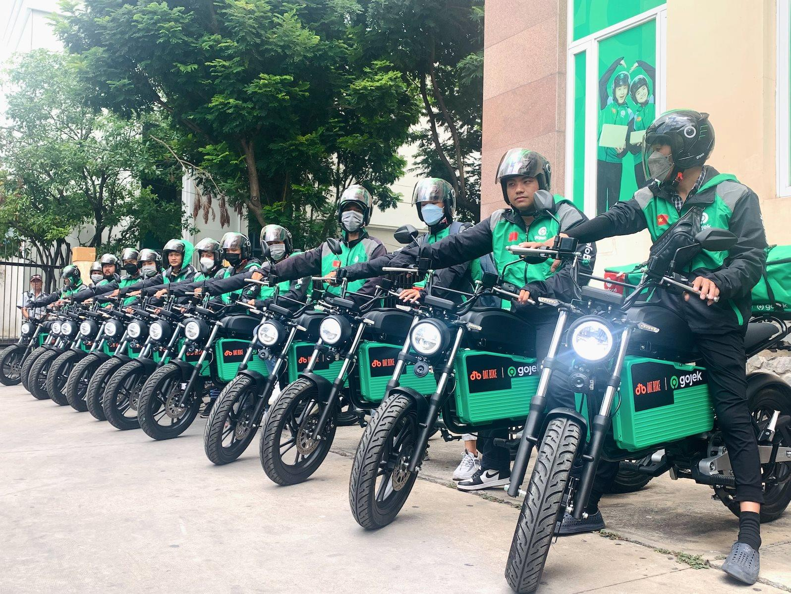 Từ VinFast đến Dat Bike, xe điện đang thâm nhập vào thị trường theo một công thức: Trở thành phương tiện trên các app xe công nghệ - Ảnh 2. Từ VinFast đến Dat Bike, xe điện đang thâm nhập vào thị trường theo một công thức: Trở thành phương tiện trên các app xe công nghệ - Ảnh 2.
