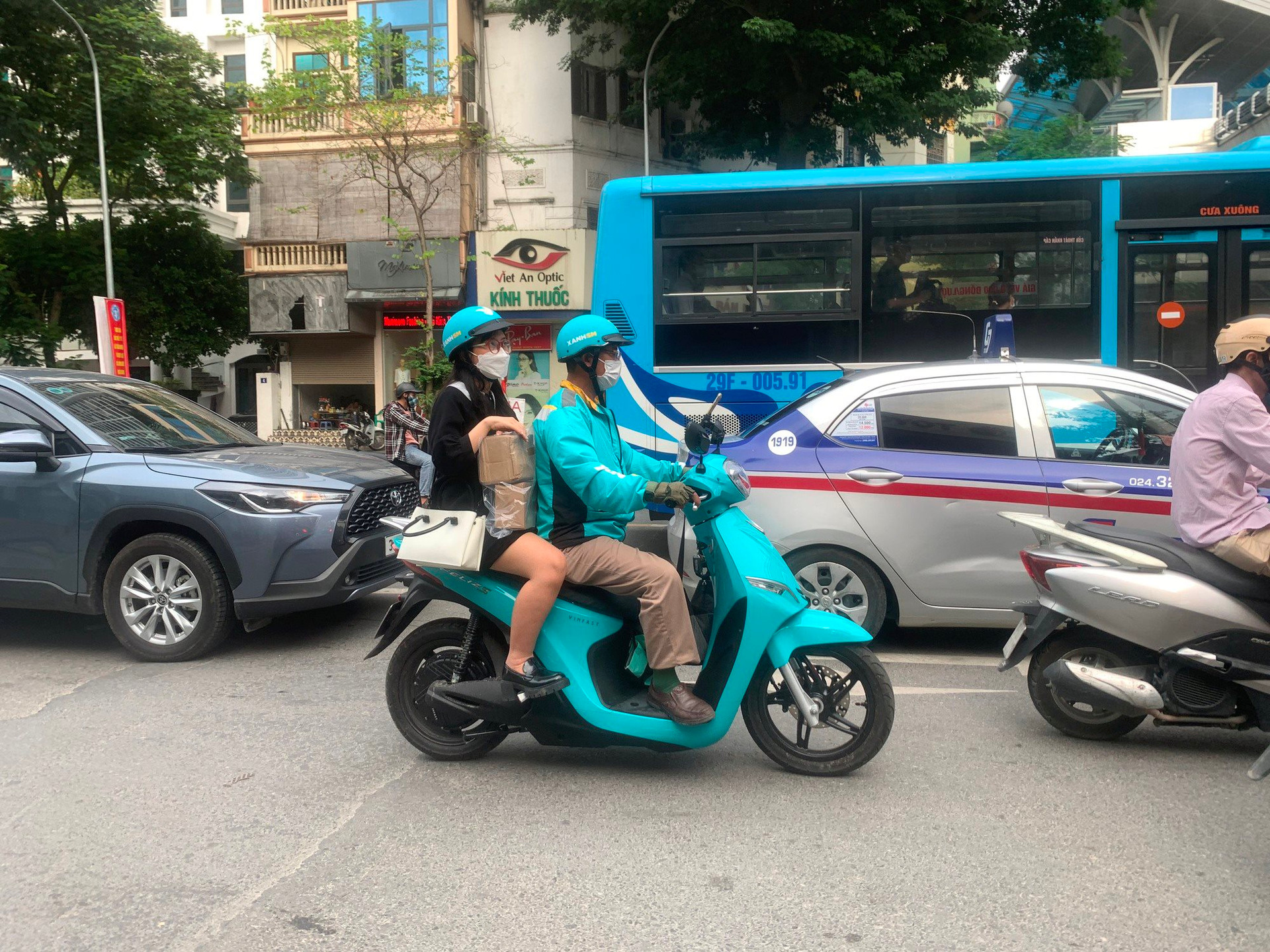 'Xe ôm điện' của ông Phạm Nhật Vượng khai phá phân khúc mới: Tiềm năng ra sao, Grab, Be và Gojek liệu có tham gia?